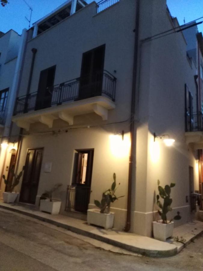 Via Siracusa 5 卡斯泰拉马莱 外观 照片