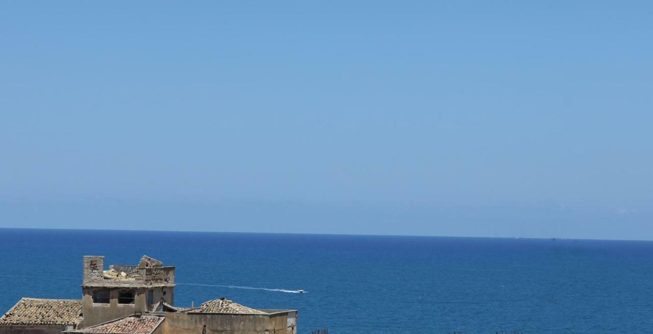 Via Siracusa 5 卡斯泰拉马莱 外观 照片