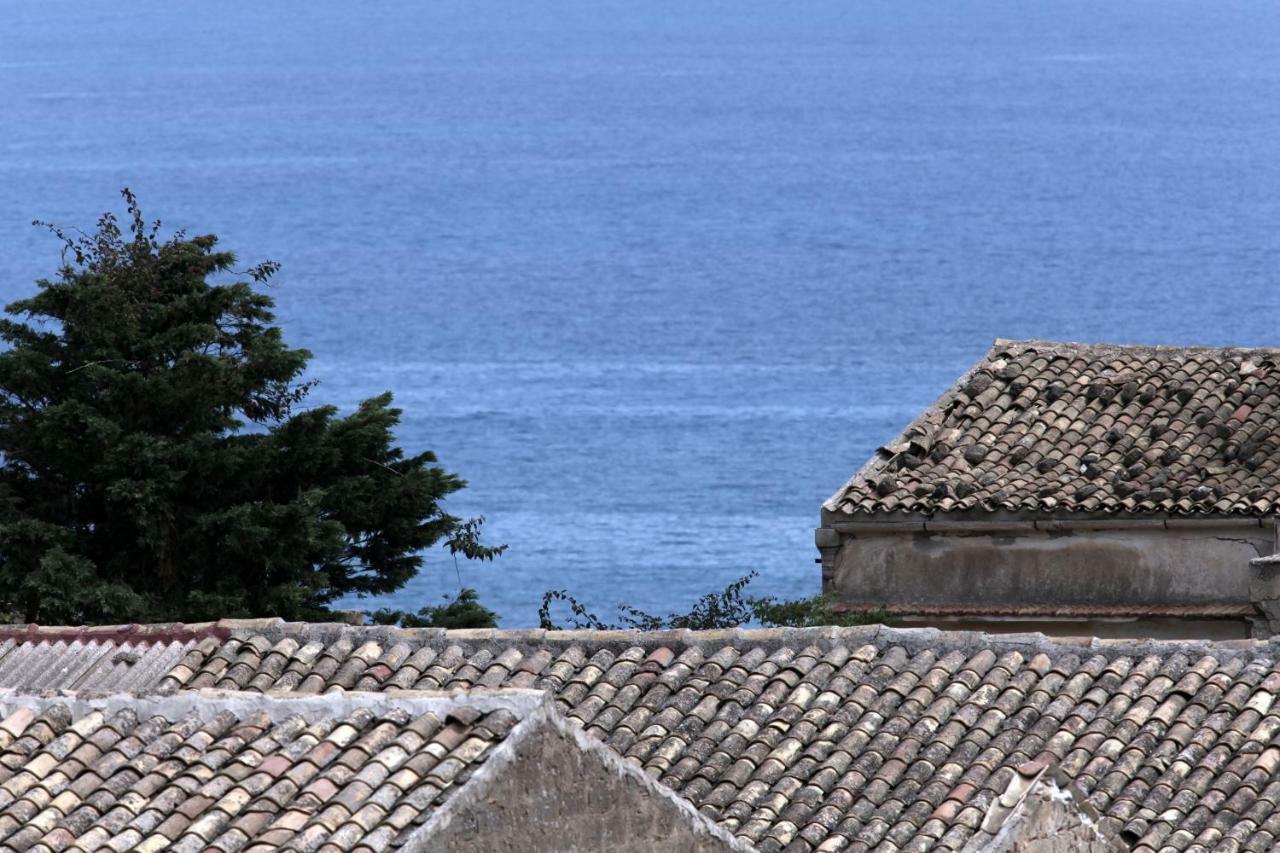 Via Siracusa 5 卡斯泰拉马莱 外观 照片